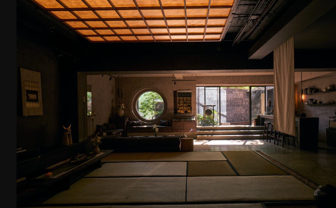 Traum, main room with round window onto the courtyard